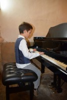 /album/fotogaleria/mateo-piano-mirando-jpg/